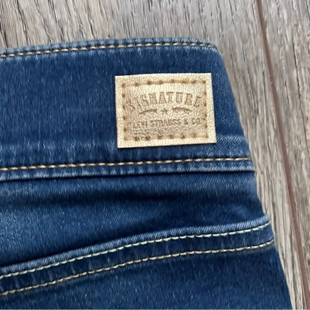 Signature by Levi Strauss Totally Shaping Pull On Skinny Jeans Size 6 Short